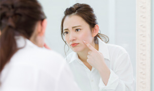 大人ニキビの原因は「乾燥」？思春期ニキビとの違いやケア方法を紹介